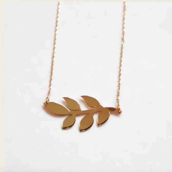 18k Yellow Gold Leaf Necklace - Picture 4 of 9